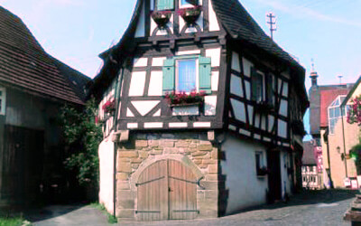 schiefes_haus-400×250 Kopie